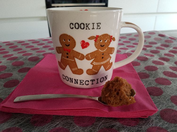 chocolade mug cake met lepel