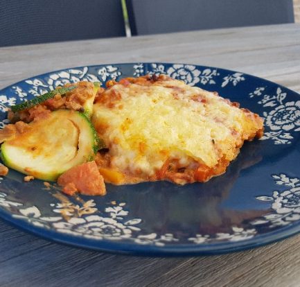 vegetarische groentenlasagne op bord