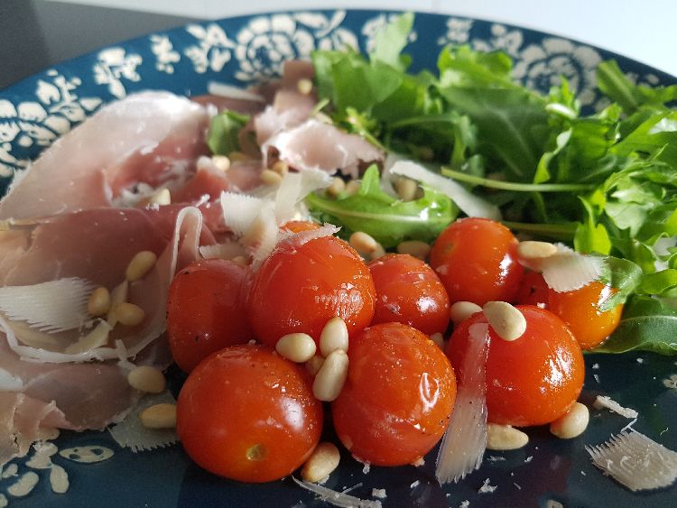 Salade met gepofte kerstomaatjes