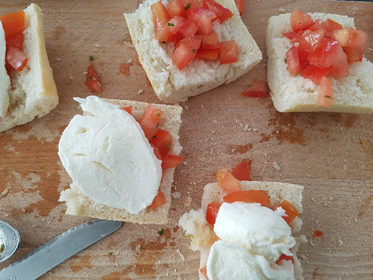 stokbrood in de oven met beleg