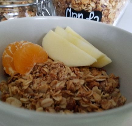 granola met chocolade en fruit