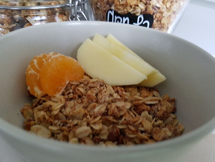 granola met chocolade en fruit