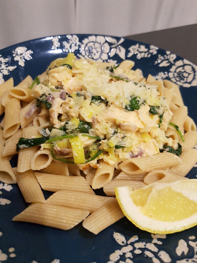 penne met zalm op bord