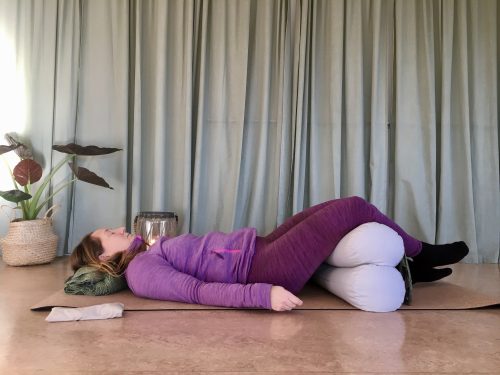 Eva ligger på golvet och får slappnar av i en yoga nidra