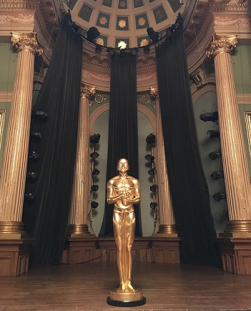 En Oscarsstaty på scen