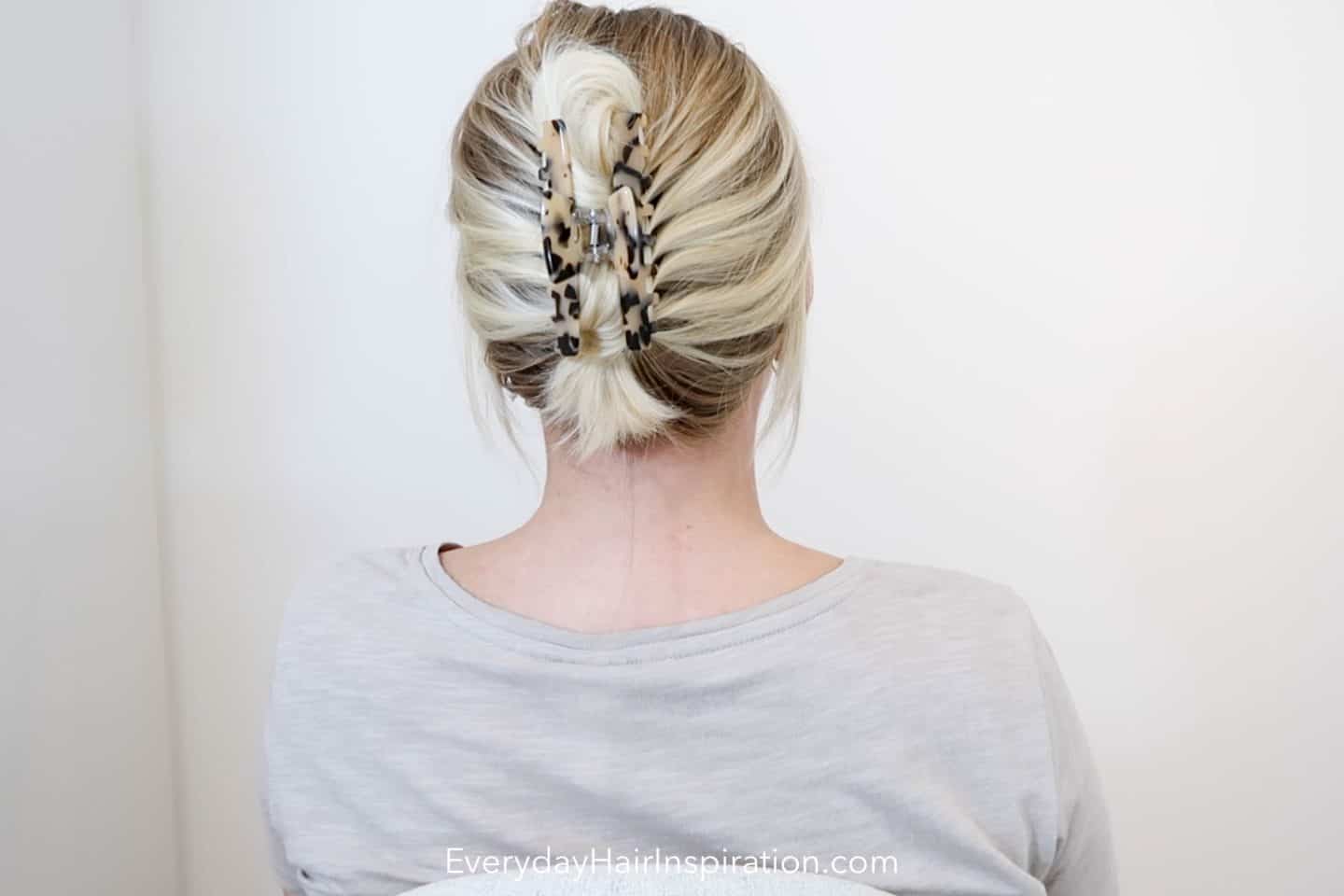 How To Put Your Hair Up In A Claw Clip Hairstyle - Everyday Hair inspiration