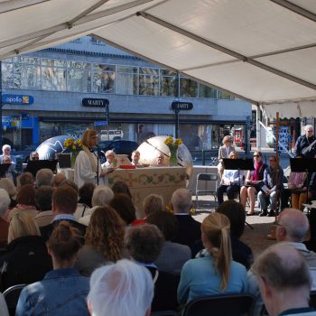 18. Svenska Kyrkan: Tälttak uthyrt för påskmässa utomhus.