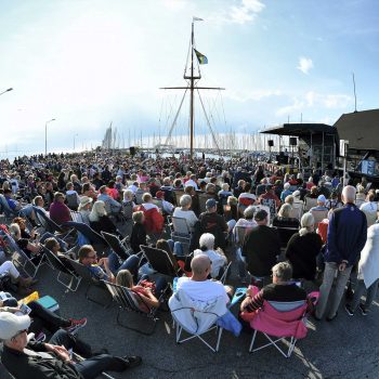 24. Småbåtshamnen: Scen uthyrd för allsångsevent.