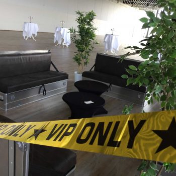 28. IKEA: VIP-avdelning med soffan Quickseater, soffbord med stretchöverdrag och växter uthyres.