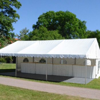 9. Lantbruksuniversitetet: Tält för servering uthyrt med diskar, och buffébord.