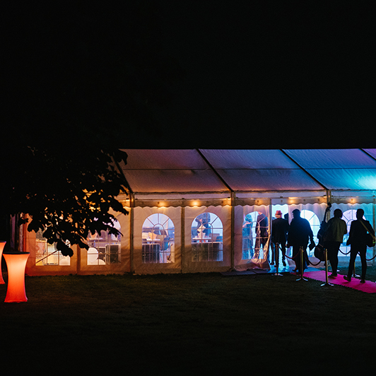 Bröllopsfest i partytält hyrt av Evivent