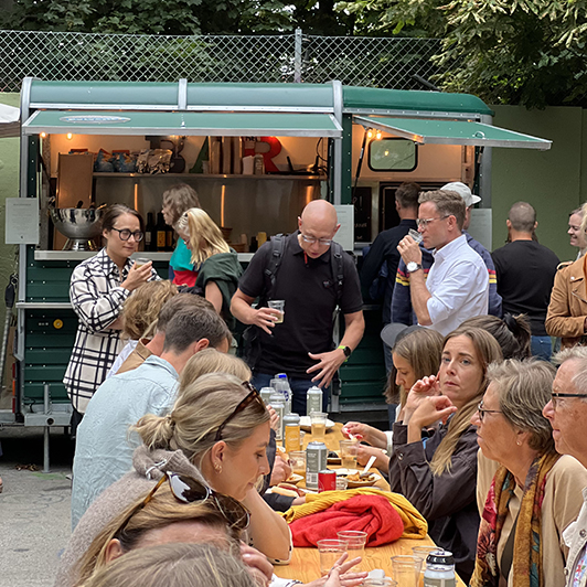 BarTrailer utomhus med hyrda bänkar och bord.