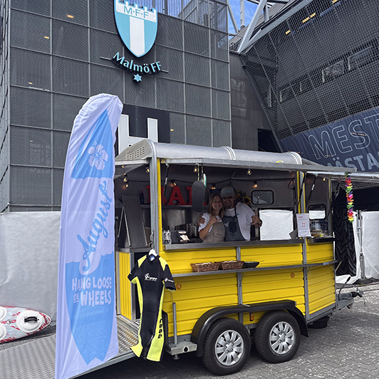BarTrailer utomhus med servering vid arena.