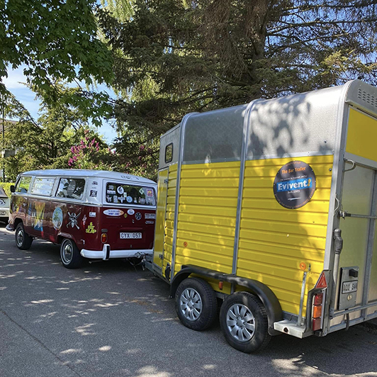 BarTrailer under transport med personbil.