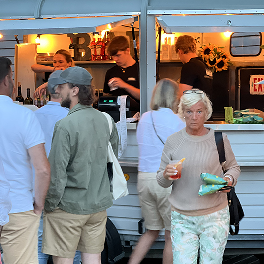 BarTrailer utomhus med servering.