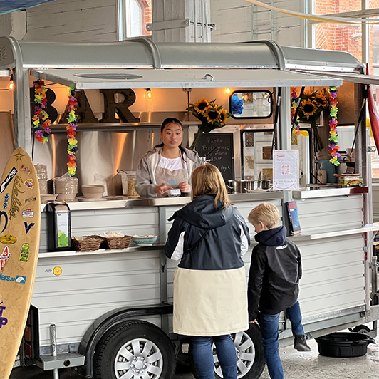 BarTrailer inomhus med servering.