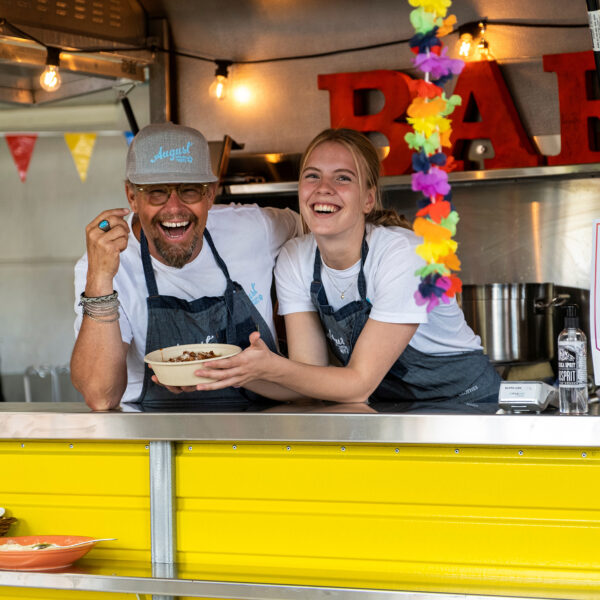 Servering av mat och dryck från Evivents BarTrailer, typ foodtruck.