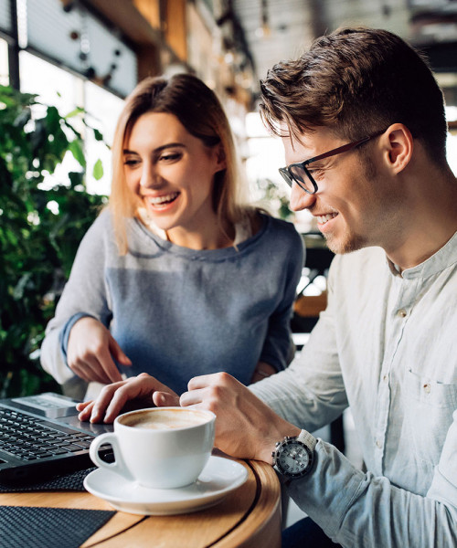 couple-laptop