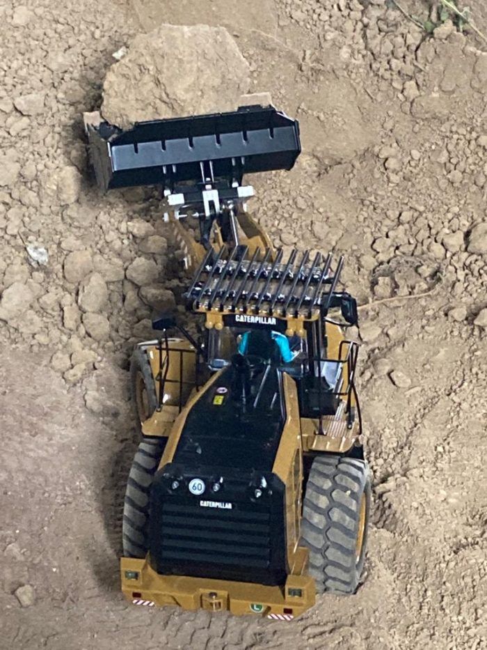 electric quick coupler for Huina Kabolite K966 (1:14) on wheel loader (photo by D. Kaiser)