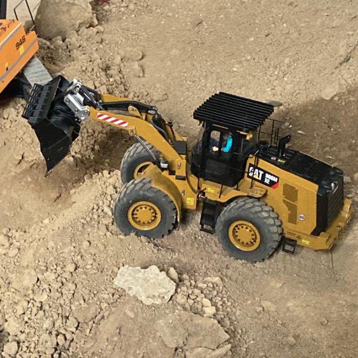 electric quick coupler for Huina Kabolite K966 (1:14) on wheel loader (photo by D. Kaiser)