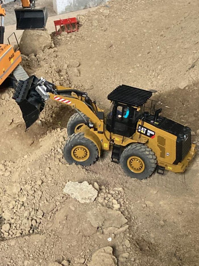 electric quick coupler for Huina Kabolite K966 (1:16) on wheel loader (photo by D. Kaiser)