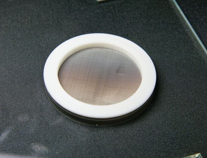 3D gedruckter Stopfen mit Metallgitter 9