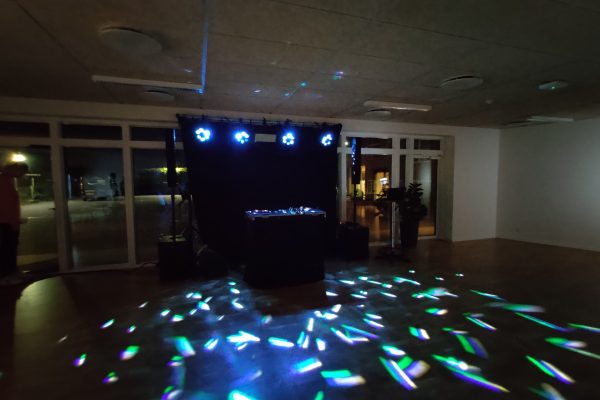 DJ pult og dansegulv til fødselsdagsfest