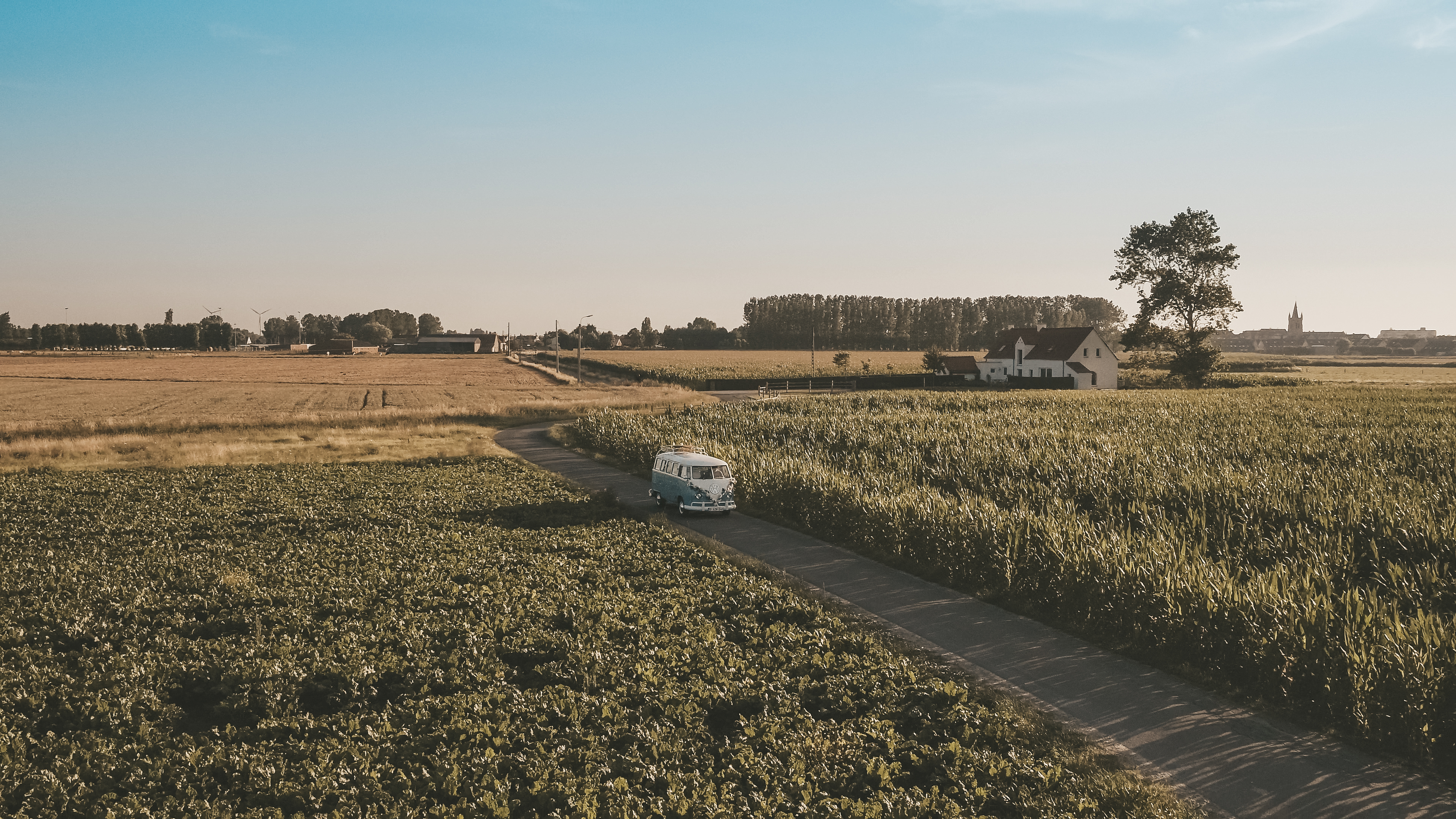 Volkwagenbusje VW T1 polders gemeente Middelkerke Westende surfclub De Kwinte droneshot