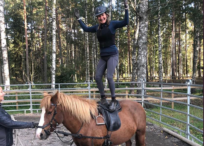Foto på balansövning stående på hästen