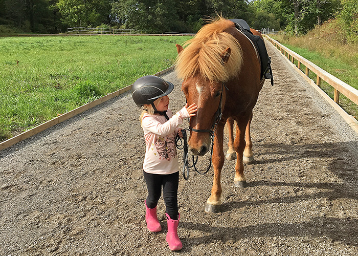 Foto på flicka med islandshäst