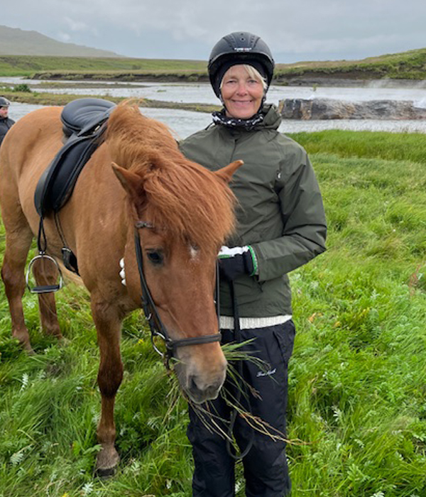 Foto på Agneta Ekström och hennes islandshäst