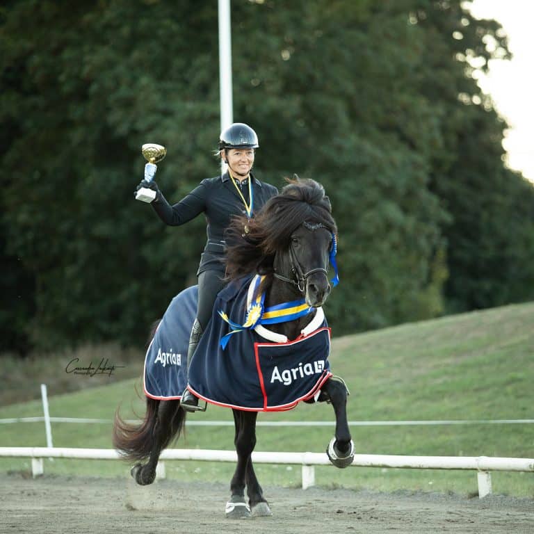 Jenny Göransson tillsammans med Ágústínus. Fotograf: Cassandra Rodensjö Laikmets.