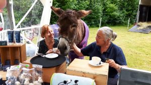 Ezel Dieske helpt met de verkoop