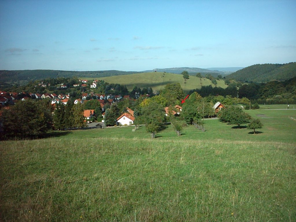 Der Blick auf das moderne Fachwerkhaus im Ort