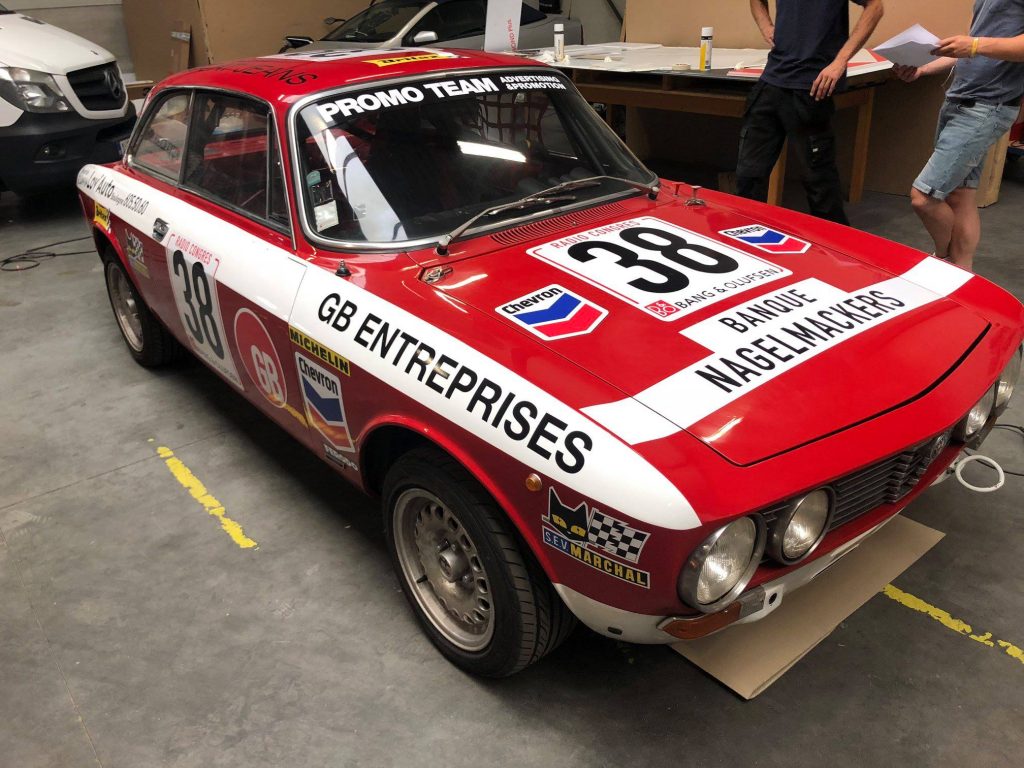 Restauration à l’identique de l’Alfa Roméo N°38 de 1974 - Alfa - impression et placement des stickers chez Marcel & C°