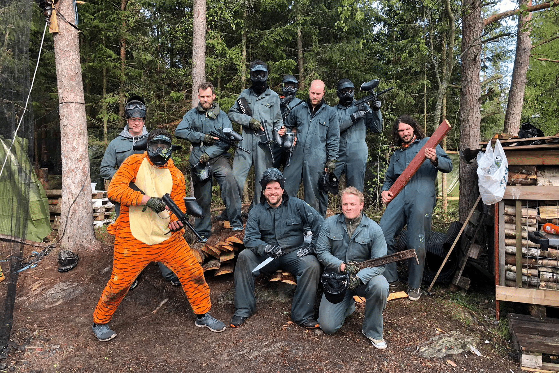 En gruppe mennesker som spiller paintball