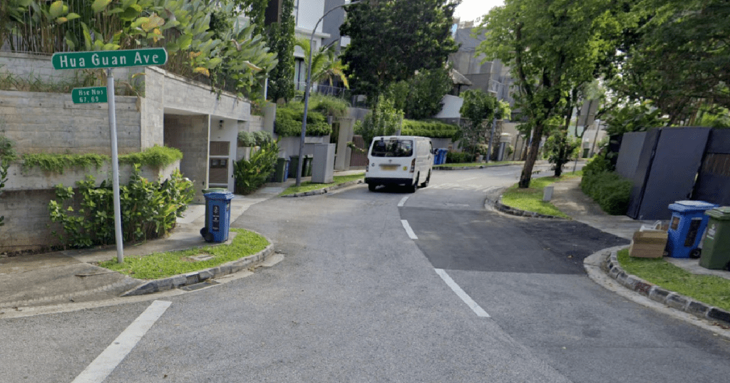 TAXI DRIVER & PASSENGER RAN AWAY AFTER SEEING PONTIANAK SITTING ON THE WALL AT HUA GUAN AVE