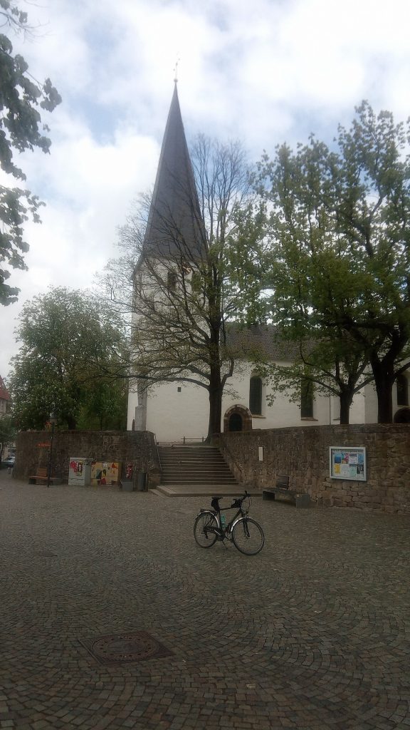 Die Laurentiuskirche steht in Bünde am Else-Werre Radweg