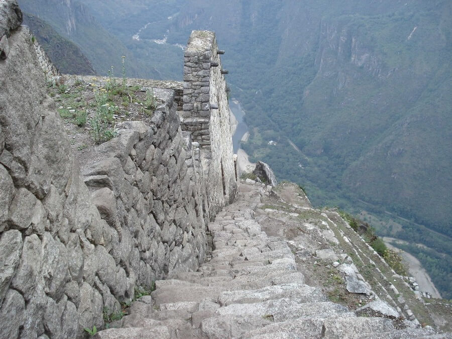 Treden aan de top van Huayna Picchu berg