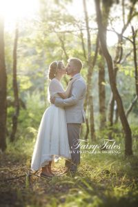 kyssende brudepar i eventyrlig skov