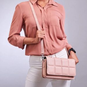 Style Malaysia i en smuk støvet rosa. Crossbody skuldertaske i læder med flot kvadratisk mønster