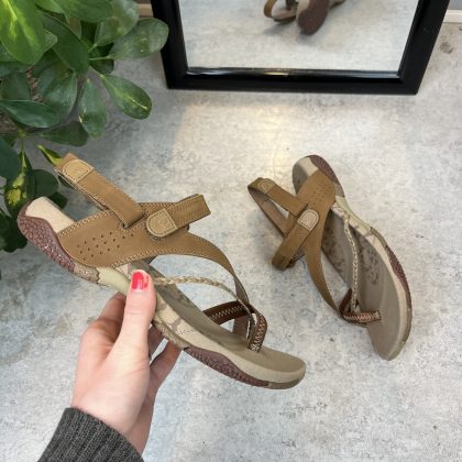 Brun Merrell Siena sandal med tåsplit og fine detaljer – 37