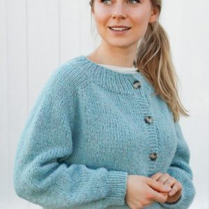 215-30 Frozen Lake Cardigan by DROPS Design, fra Viking