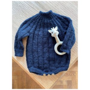 Sevenone Body af Knit by Nees - Garnpakke til Sevenone Body Str. 0 mdr - 0-2 mdr.