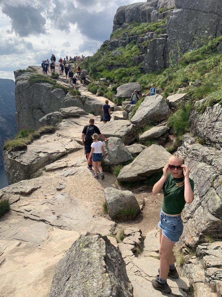 Prekestolen med barn er en flott opplevelse.