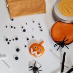 Kreativ aktivitet til Halloween med orange modellervoks, edderkopper, rulleøjne og piberensere