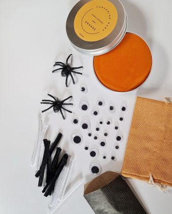 Orangepose med orange modellervoks og halloween tilbehør
