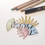 Fisk tegnet på krympeplastik med farveblyanter, tusch og skabelon fra kreakassen til børn.
