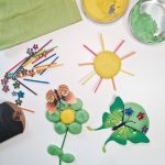 Gul og grøn økologisk modellervoks til børn formet som blomst og sol leges med sammen med sommerfugle.