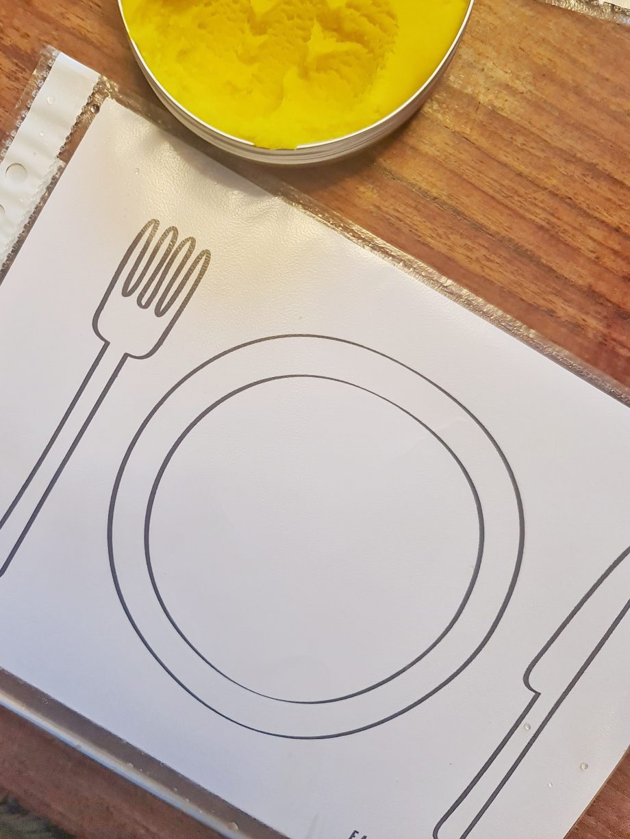Udprint af tallerken og gul modellervoks.